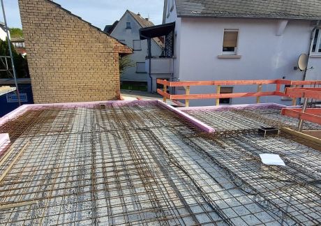 20260428 082657 scaled e1783679420189 9766de8a Bauunternehmen Hildebrand: Neubau eines Mehrfamilienhauses in Launsbach