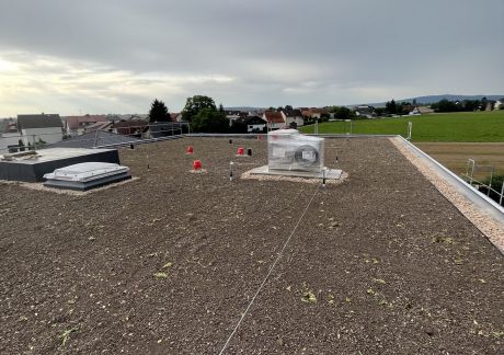 23.08 Dachbegruenung scaled 9a5e7ee1 Bauunternehmen Hildebrand: Neubau von zwei Mehrfamilienhäusern in Nieder-Weisel