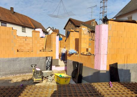 20260421 090740 scaled e1783679079525 c0ccbe29 Bauunternehmen Hildebrand: Neubau eines Mehrfamilienhauses in Launsbach