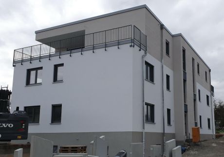 2023 03 Aussenanlage H33 2 scaled f4a80691 Bauunternehmen Hildebrand: Mehrfamilienhaus-Wohnanlage